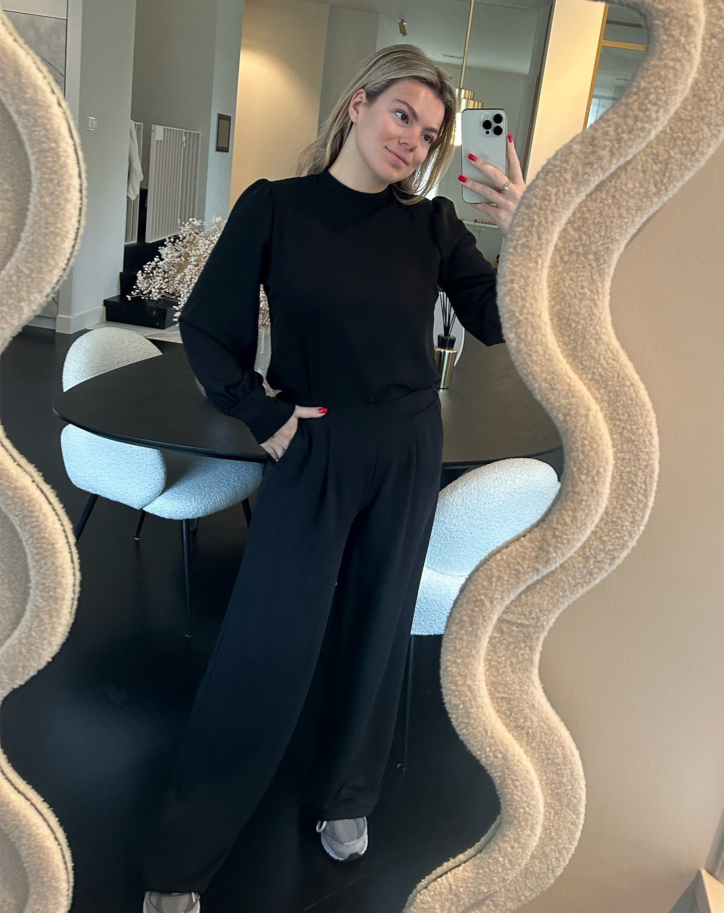 Silken Grace Blouse – Tijdloze Elegantie in een Modern Jasje