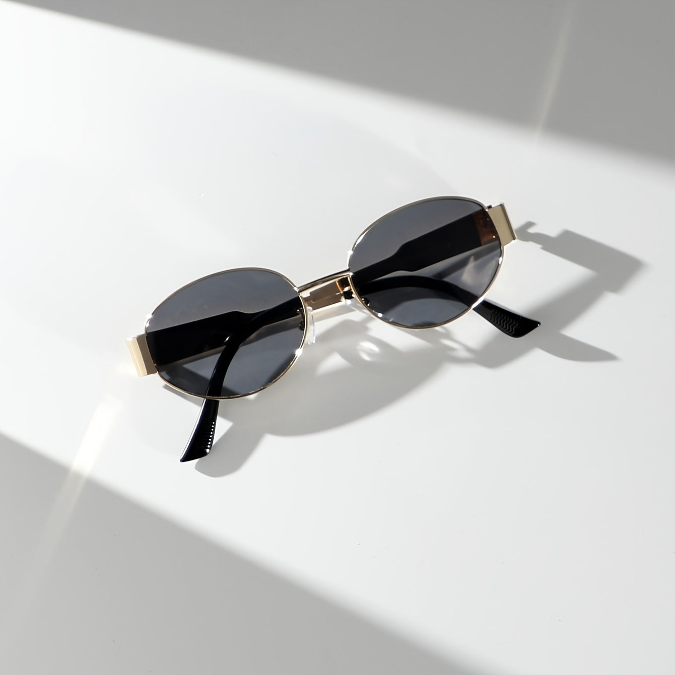 Solaré – Ovale Retro Zonnebril met Gouden Accent