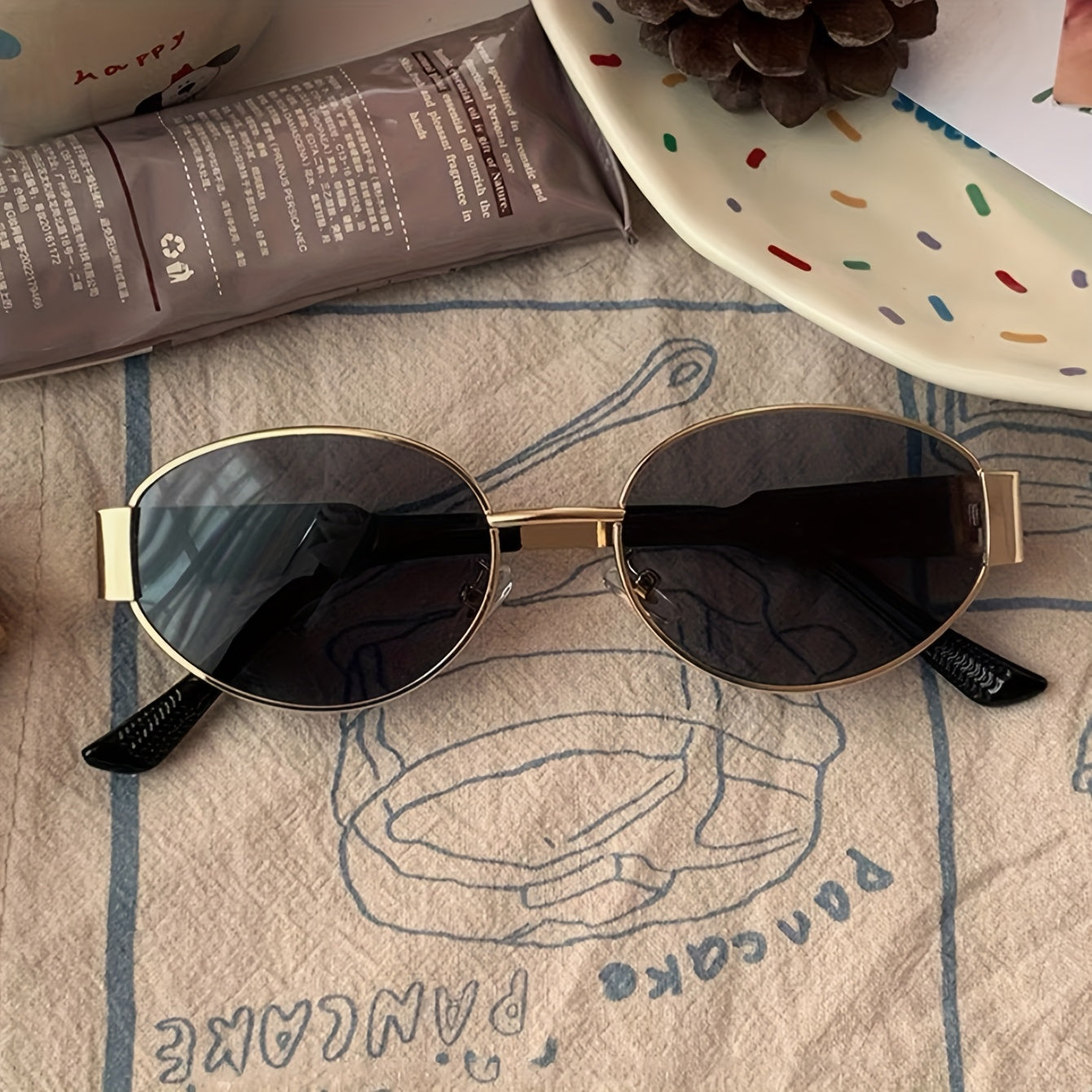Solaré – Ovale Retro Zonnebril met Gouden Accent