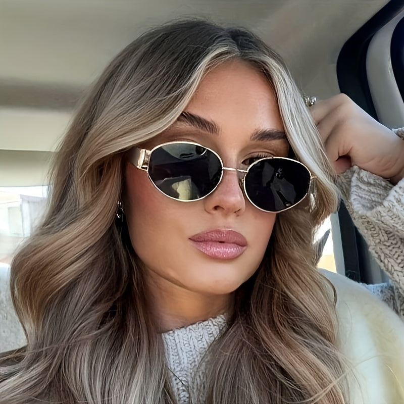 Solaré – Ovale Retro Zonnebril met Gouden Accent