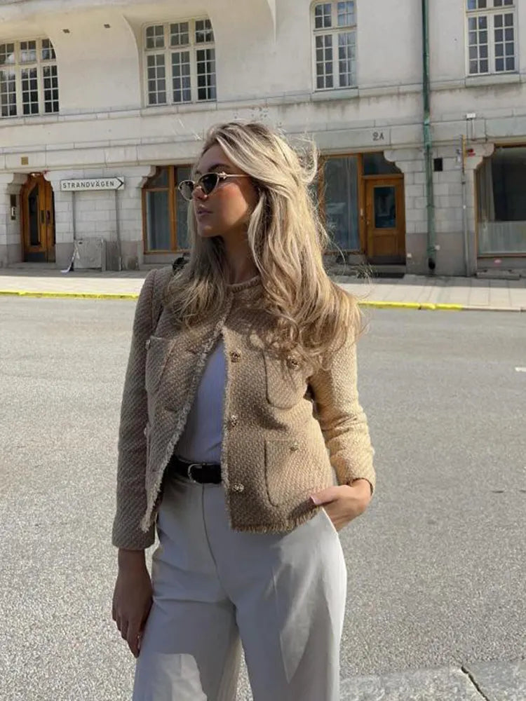 Elara Bouclé Blazer – Luxe Tijdloosheid met Gouden Accenten