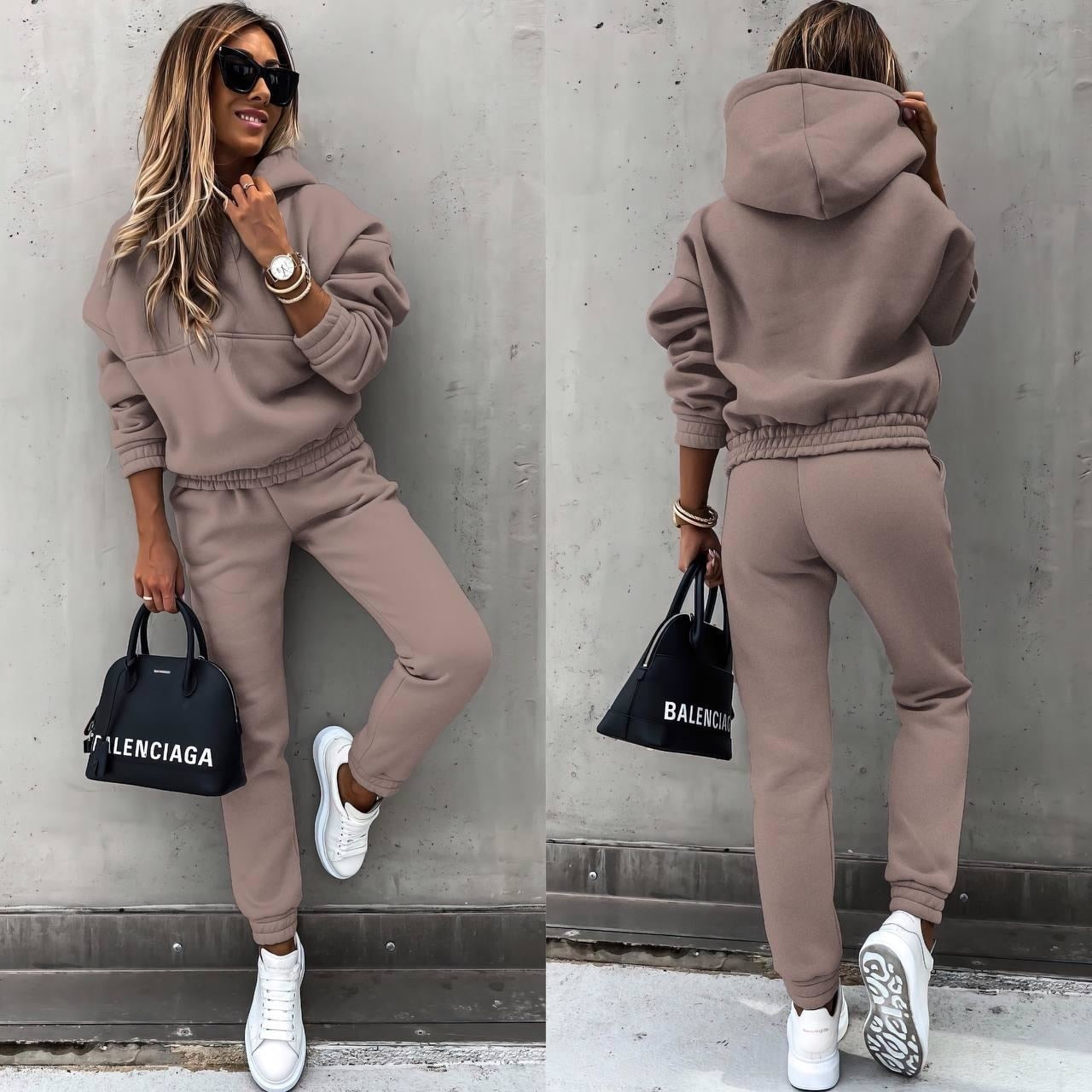 Veloura – Luxe joggingpak met fluweelzachte feel