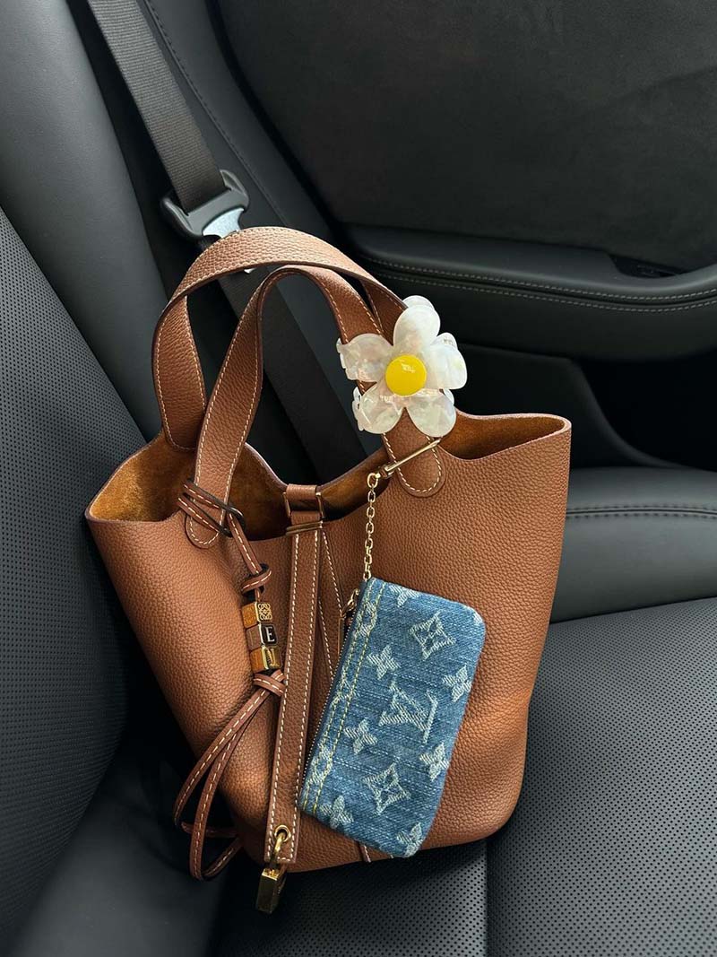 Bellaria Elegance – Luxe Handtas met Verfijnd Slotdetail