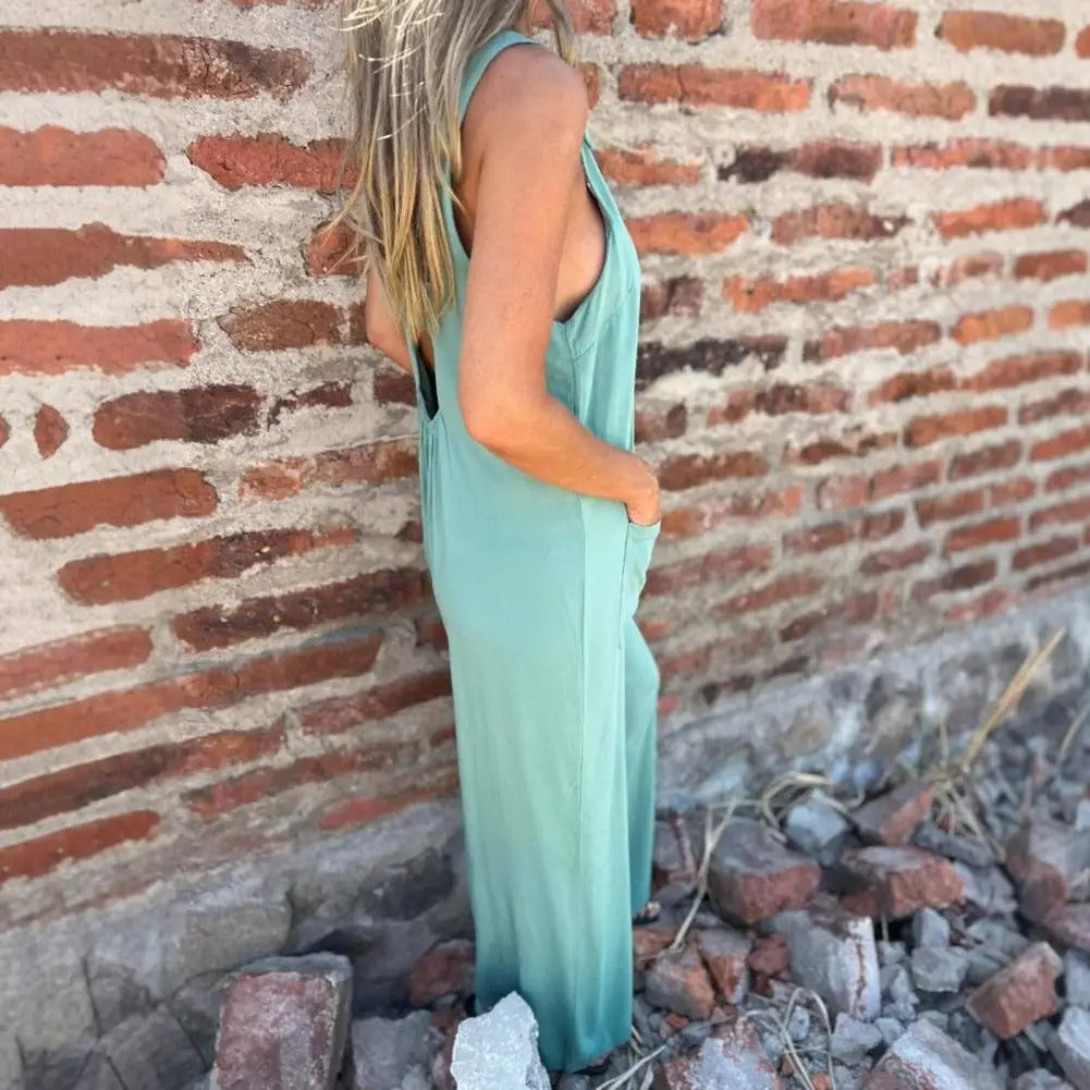 Vivienne – Chique Rugloze Jumpsuit met Knopen en U-hals