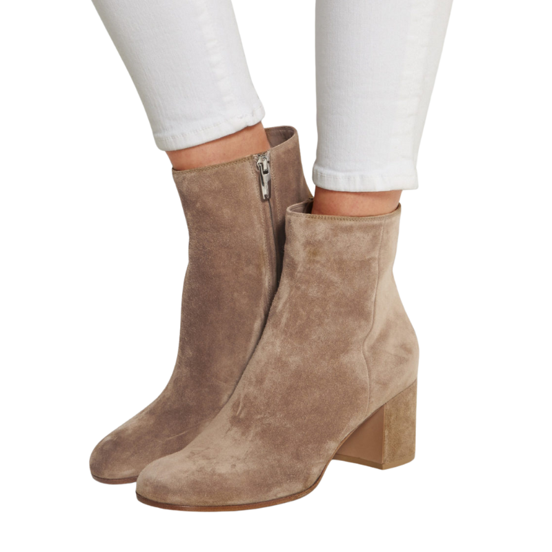 Claire – Beige Suède Enkellaars met Hak