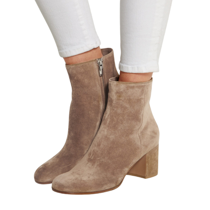 Claire – Beige Suède Enkellaars met Hak