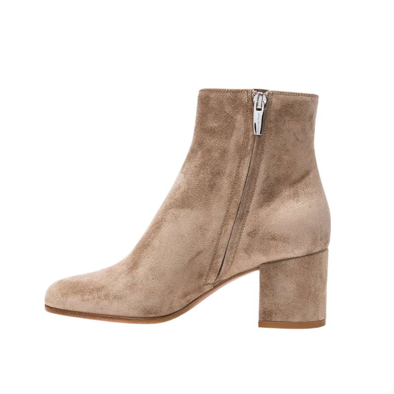 Claire – Beige Suède Enkellaars met Hak