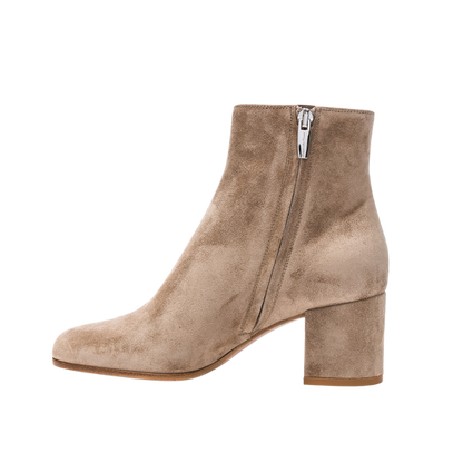 Claire – Beige Suède Enkellaars met Hak