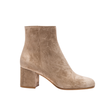 Claire – Beige Suède Enkellaars met Hak