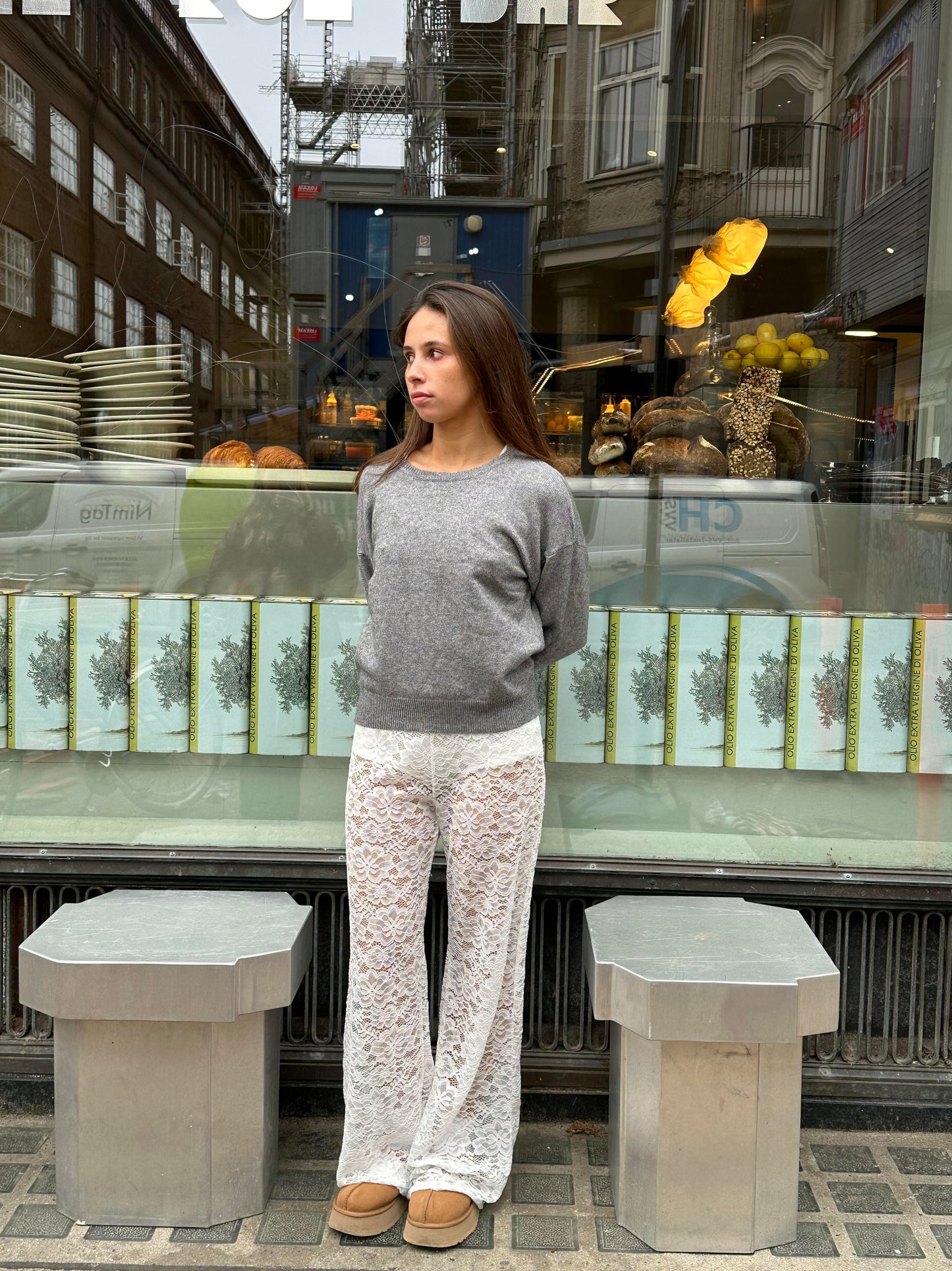 Aurora Lace Flare Pants – Tijdloze Elegantie van Modara